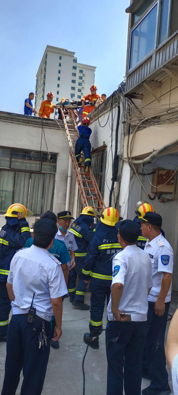 脚手架|一工人在脚手架上干活时被不明坠落物砸昏
